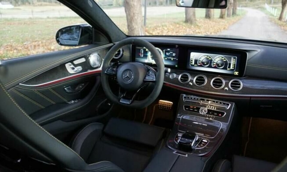 AMG-detaljene bidrar til at førermiljøet fremstår mer sportslig. I skjermen til høyre kan du blant annet få opp motordata og rundetider dersom du skal på bane. AMG-detaljene bidrar til at førermiljøet fremstår mer sportslig. I skjermen til høyre kan du blant annet få opp motordata og rundetider dersom du skal på bane.