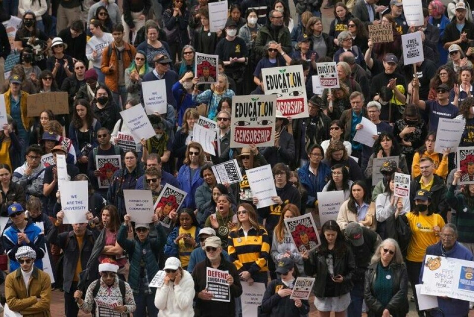 Studenter og fakultetsmedlemmer samlet seg ved University of California, Berkeley campus for å protestere mot Trump-administrasjonen 19. mars i år. Utdannelse – ikke sensur, står det på noen av plakatene.