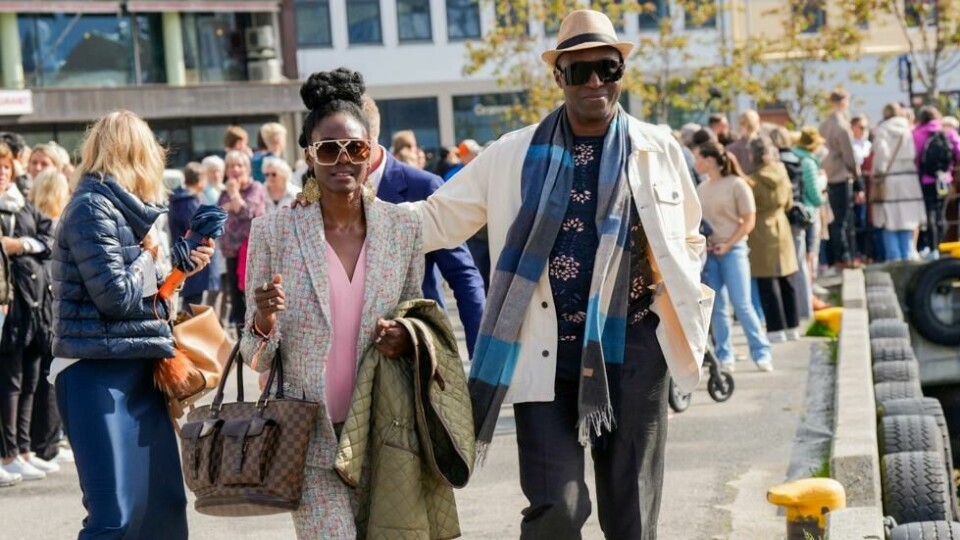 Prinsesse Keisha Omilana og ektemannen, prins Kunle, og gjester ankommer båtene som skal frakte dem til bryllupsfeiring i Geiranger. Prinsesse Keisha Omilana og ektemannen, prins Kunle, og gjester ankommer båtene som skal frakte dem til bryllupsfeiring i Geiranger. Foto: Heiko Junge / NTB
