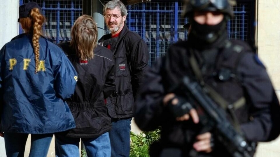 Røde Brigade-medlemmet Leonardo Bertulazzi, her i forbindelse med pågripelsen i Argentina i 2002, er på nytt pågrepet i landet. Italienske myndigheter har begjært ham utlevert. Foto: Natacha Pisarenko / AP / NTB