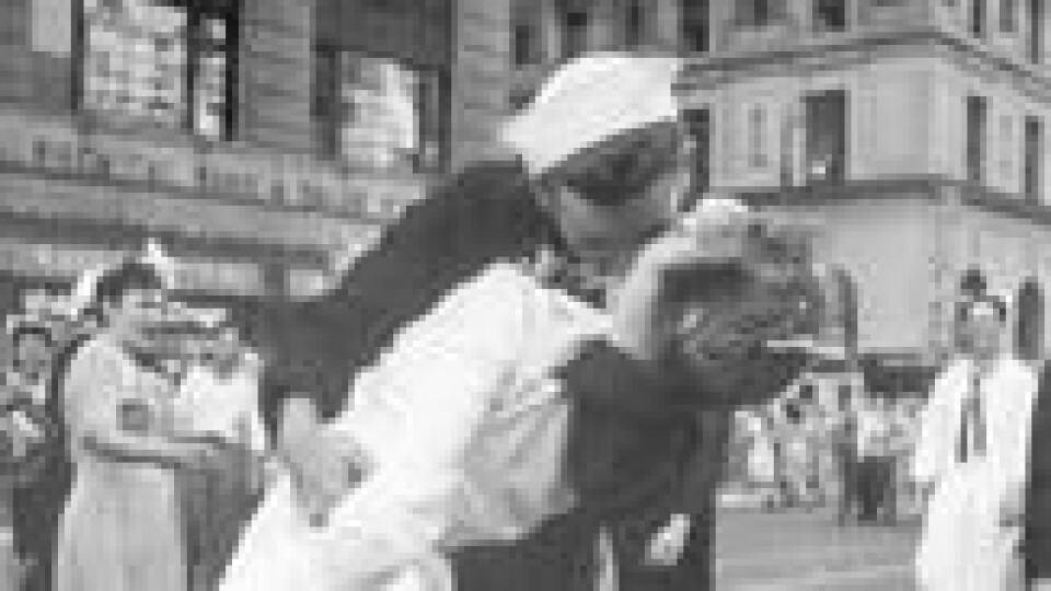 «Jeg kysset ikke ham, han kysset meg,» fortalte Greta Zimmer Friedman om det legendariske bildet. «Jeg kysset ikke ham, han kysset meg,» fortalte Greta Zimmer Friedman om det legendariske bildet.