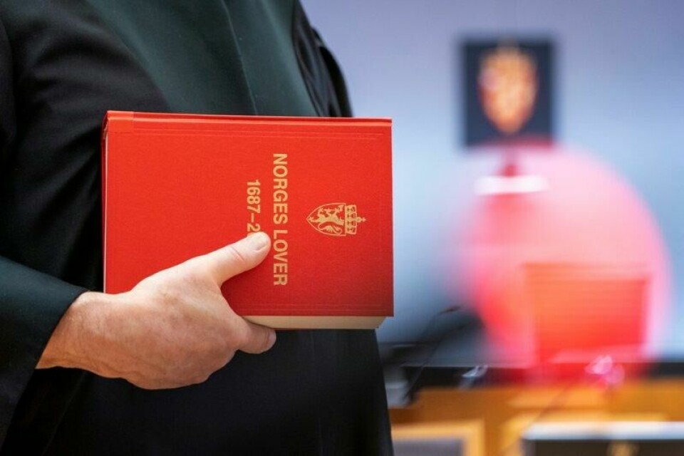 En tingrettsdommer får kritikk av Tilsynsutvalget for dommere for å ikke gripe inn i en meddommers utspørring.