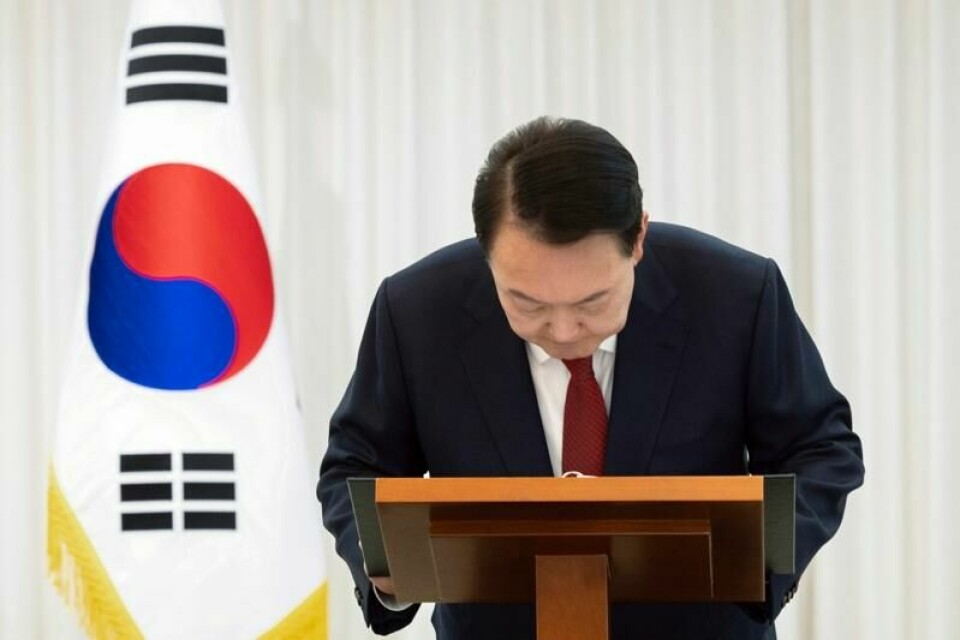 Sør-Koreas president Yoon Suk-yeol holder en TV-sendt tale lørdag. Han er fratatt alle fullmakter inntil videre, men det er en domstol som skal avgjøre om han blir avsatt eller ei.
