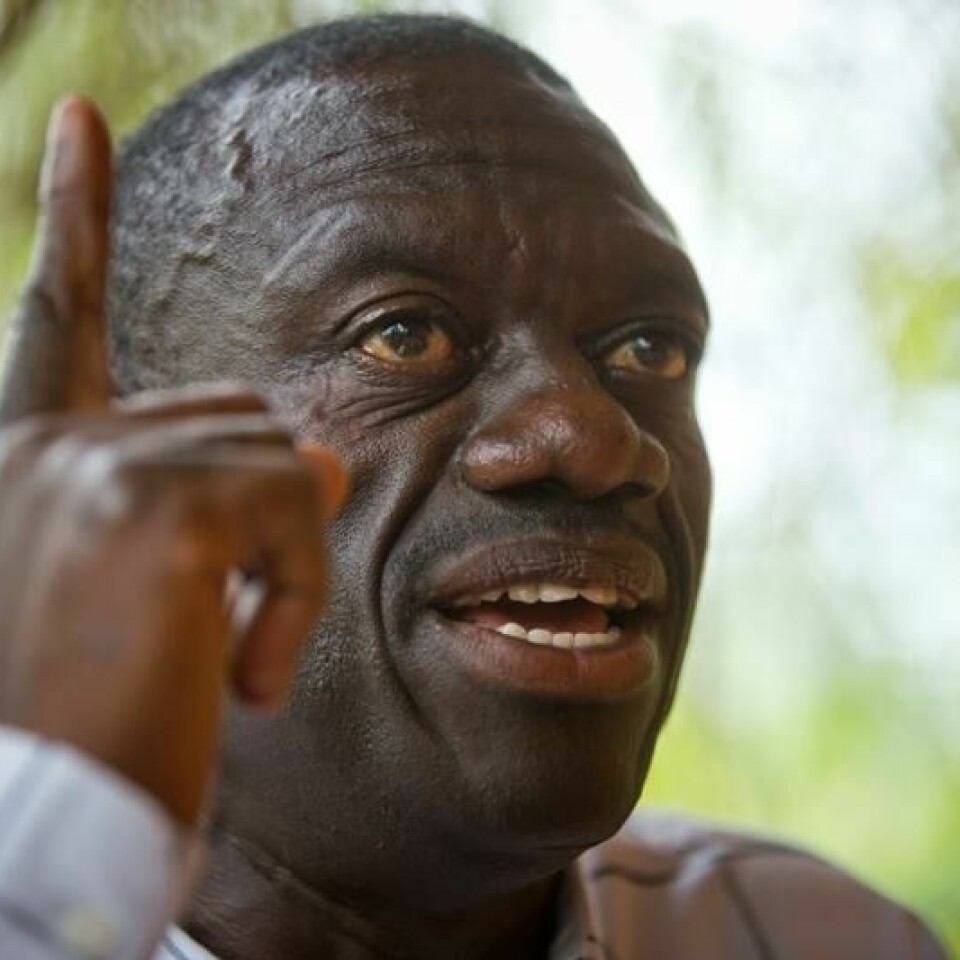 Den ugandiske opposisjonspolitikeren Kizza Besigye er bortført og fengslet i Uganda, sier hans kone, som leder FNs aidsorganisasjon UNAIDS.