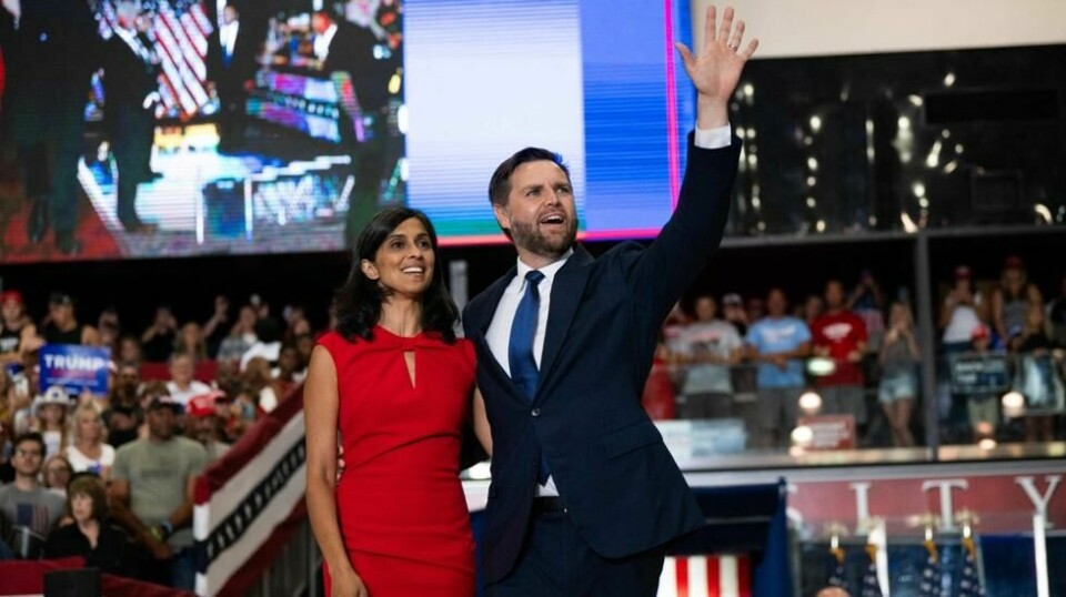 J.D. Vance og kona Usha Vance hilste på tilhengerne før de introduserte republikanernes presidentkandidat Donald Trump under et valgmøte den 27. juli i Minnesota.