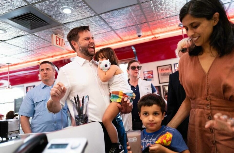 J.D. Vance er senator i Ohio og Donald Trump sin visepresidentkandidat. Han har tre barn med kona Usha Vance, som han giftet seg med i 2014. J.D. Vance er senator i Ohio og Donald Trump sin visepresidentkandidat. Han har tre barn med kona Usha Vance, som han giftet seg med i 2014. Foto: Stephen Maturen / Getty Images via AFP