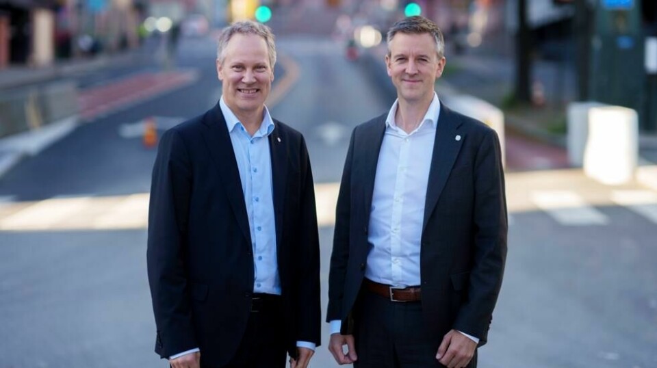 Samferdselsminister Jon-Ivar Nygård (Ap) (t.v.) og kommunalminister Erling Sande (Sp) gir grønt lys for mer penger til fylkesveiene. Foto: Cornelius Poppe / NTB