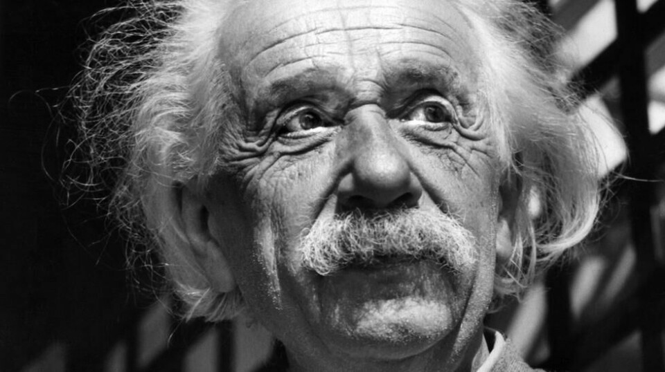 Et 84-år gammelt brev fra Albert Einstein auksjoneres når bort for flere millioner kroner. Foto: AP Photo / NTB