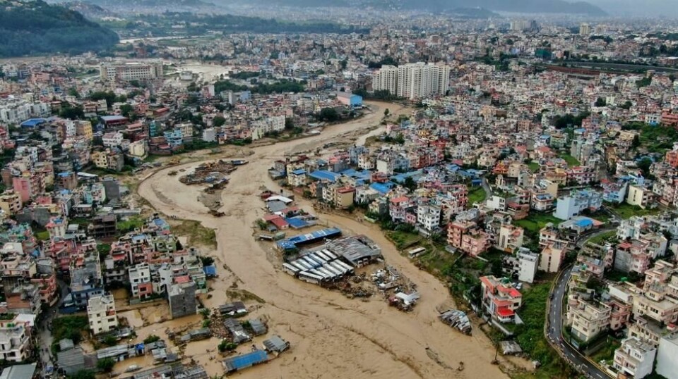 Bagmati-elva i Katmandu-dalen har gått over sine bredder etter vedvarende regnvær i Nepal. Minst 66 har mistet livet i flom og skred i landet, og flere titall er savnet. Foto: Gopen Rai / AP / NTB