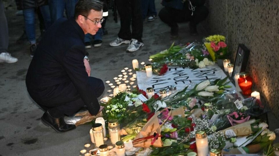Sveriges statsminister Ulf Kristersson la torsdag kveld ned blomster i en fotgjengerundergang i Skärholmen utenfor Stockholm der en 39-åring ble skutt og drept foran øynene på sin tolv år gamle sønn onsdag kveld. Foto: Claudio Bresciani / TT / NTB