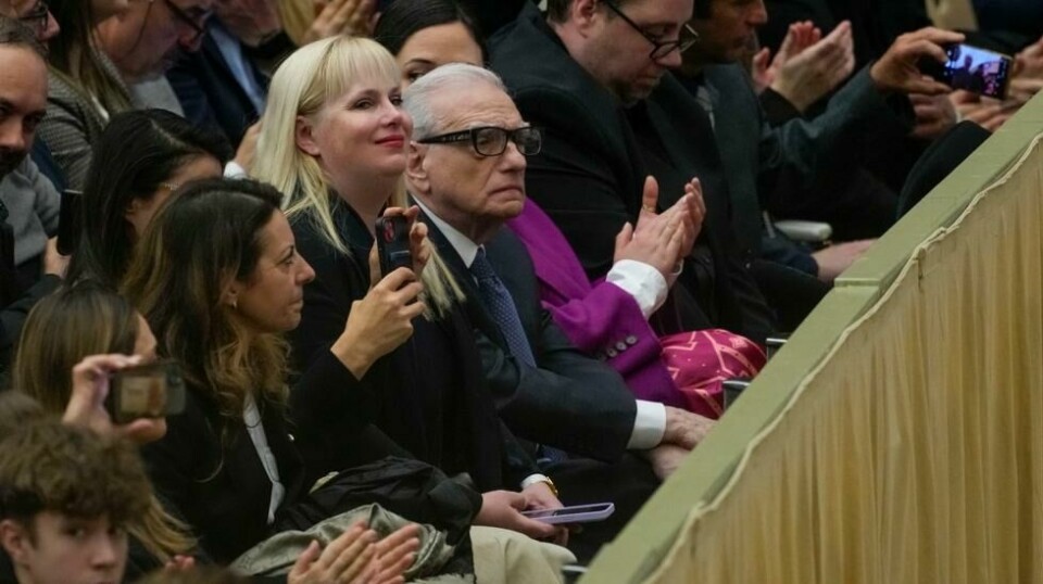 Før det private møtet deltok regissøren sammen med datteren Francesca (t.v) på en av pavens ukentlige møter med folket. Også den amerikanske skuespilleren Lily Gladstone var med. Foto: Andrew Medichini / AP / NTB