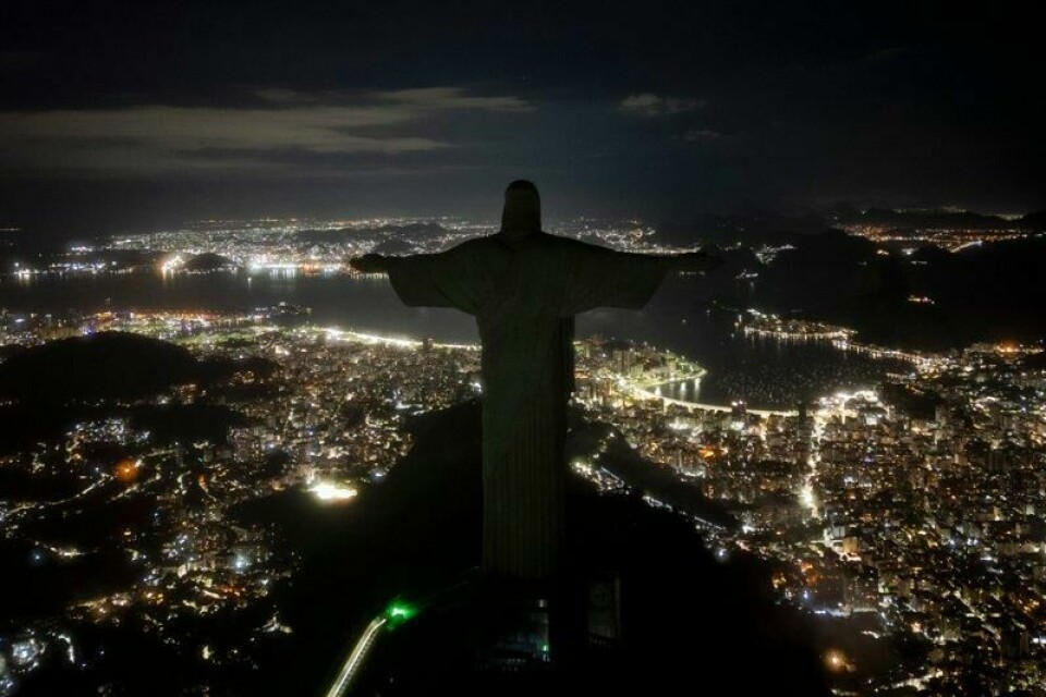 Kristusstatuen, som ruver over Rio de Janeiro, ble mørklagt i én time lørdag.