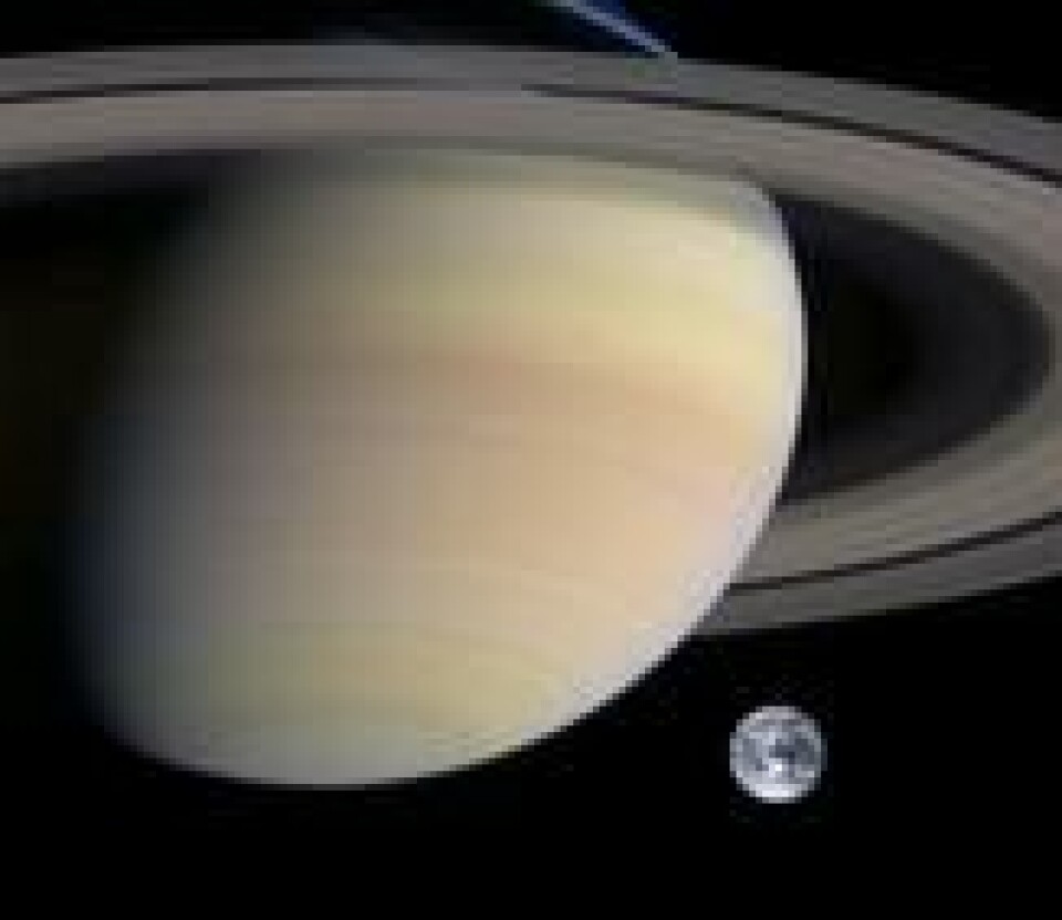 Denne billedmontasjen fra Nasa gir en omtrentlig sammenligning av størrelsesforskjellen Saturn-Jorda. Via Wikimedia Commons/Nasa. Denne billedmontasjen fra Nasa gir en omtrentlig sammenligning av størrelsesforskjellen Saturn-Jorda. Via Wikimedia Commons/Nasa.