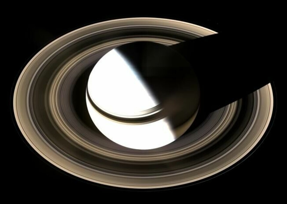 Bildene som inngår i dette motivet fra januar 2007 ble tatt av vidvinkelkameraet på Nasas romsonde Cassini, fra en avstand på omkring 1,23 millioner kilometer til Saturn. Bildene som inngår i dette motivet fra januar 2007 ble tatt av vidvinkelkameraet på Nasas romsonde Cassini, fra en avstand på omkring 1,23 millioner kilometer til Saturn.