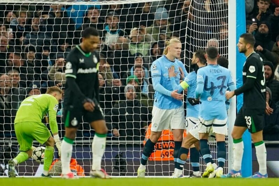 Erling Braut Haaland gratuleres etter å ha gitt Manchester City ledelsen mot Feyenoord med et straffespark, hans 45. mesterligamål. Erling Braut Haaland gratuleres etter å ha gitt Manchester City ledelsen mot Feyenoord med et straffespark, hans 45. mesterligamål. Foto: Dave Thompson, AP / NTB