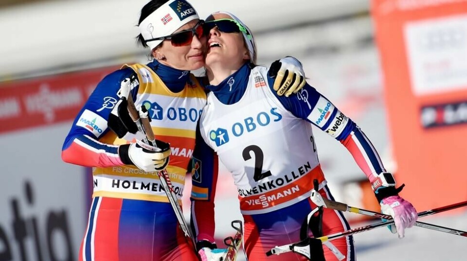 – Dette er en medalje jeg vil dele med Therese Johaug, sa Marit Bjørgen etter lørdagens VM-triumf.. Her er hun sammen med Therese Johaug etter målgang i verdenscuprennet i langrenn 30 km fristil for kvinner i Holmenkollen i Oslo.