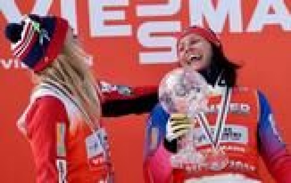 Therese Johaug (t.v.) og Marit Bjørgen ler på pallen etter verdenscuprennet i langrenn 30km fristil for kvinner i Holmenkollen i Oslo Therese Johaug (t.v.) og Marit Bjørgen ler på pallen etter verdenscuprennet i langrenn 30km fristil for kvinner i Holmenkollen i Oslo Foto: Jon Olav Nesvold / NTB scanpix