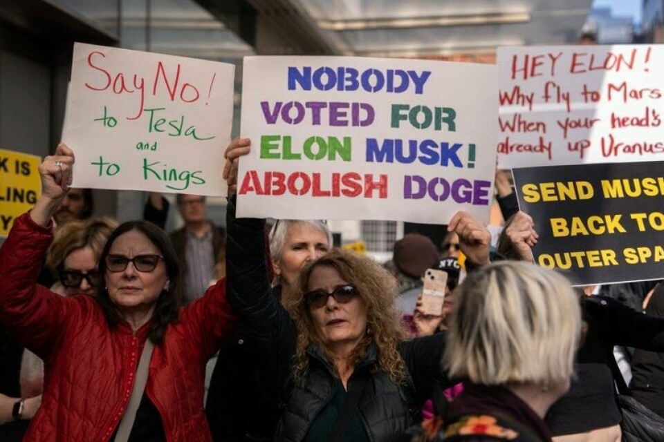 Det har vært store demonstrasjoner uten forTesla-utsalg i USA de siste ukene. Salget av bilmerket har stupt i Europa og det samme har verdien på Tesla-aksjen.