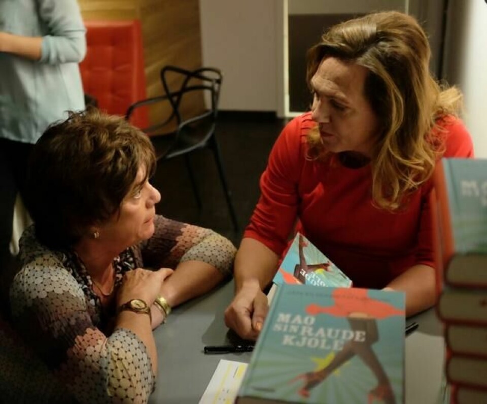 Jan Elisabeth Lindvik sammen med Esben Esther Pirelli Benestad i forbindelse med lanseringen av Lindviks roman «Mao sin raude kjole». Foto: Erik Haugestad Jan Elisabeth Lindvik sammen med Esben Esther Pirelli Benestad i forbindelse med lanseringen av Lindviks roman «Mao sin raude kjole». Foto: Erik Haugestad