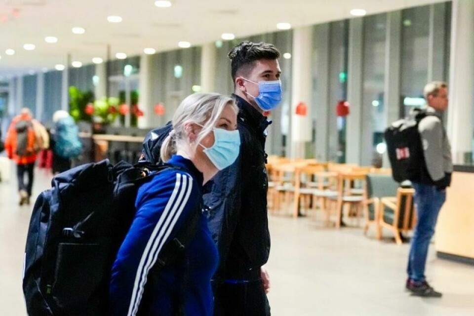 Jakob Ingebrigtsen ankom Sola flyplass mandag kveld. Tirsdag skal Ingebrigtsen vitne i Sør-Rogaland tingrett som behandler en omfattende straffesak mot Gjert Arne Ingebrigtsen, tidligere trener og far til Jakob Ingebrigtsen og hans søster.