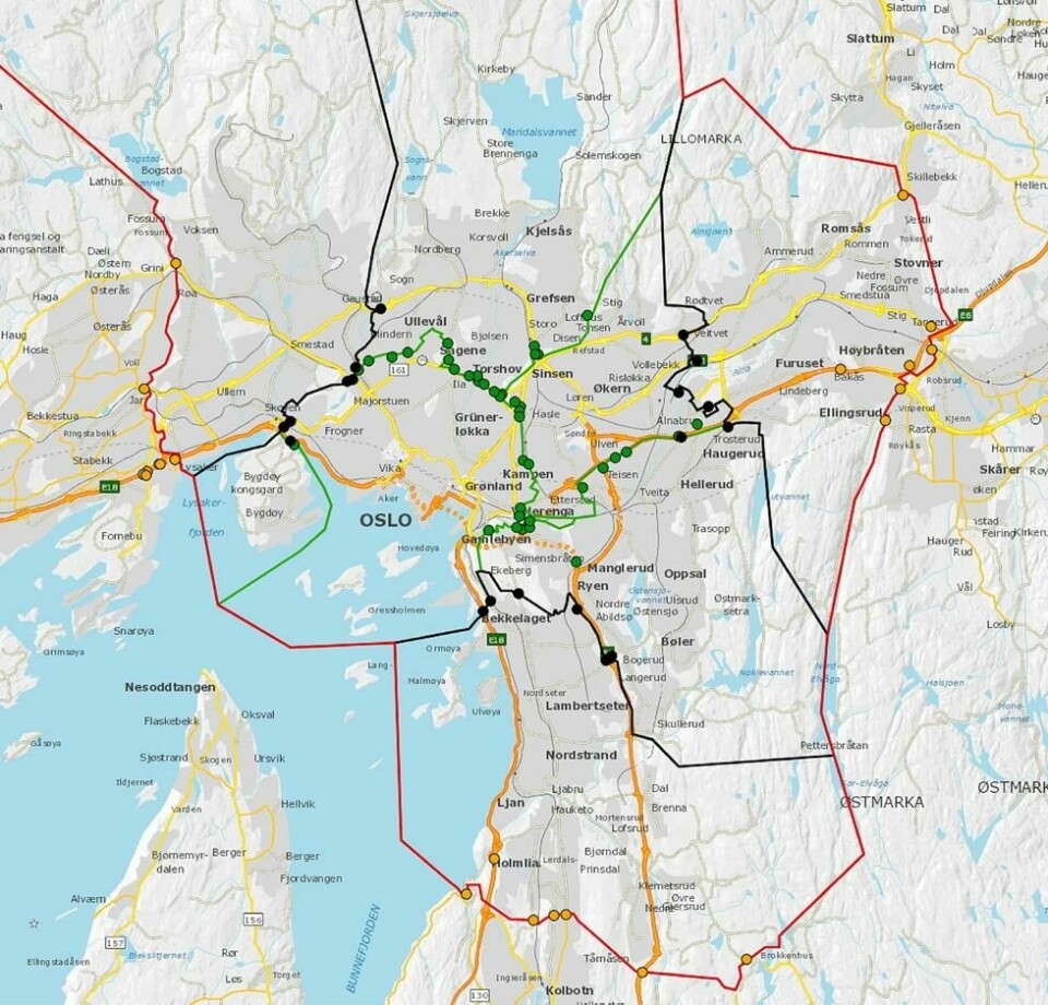 Grønne prikker er Indre ring: Helt ny, i hovedsak langs Ring 2 i Oslo, med «armer» mot Sinsen/Grefsen og Helsfyr/Trosterud. Svarte prikker er Osloringen: Dagens bomring får betaling begge veier. Gule prikker er Bygrensen: Romerike og Follo får tilsvarende bomsnitt som Bærumssnittet, slik at passeringer over bygrensen inn til Oslo blir belastet med bompenger Grønne prikker er Indre ring: Helt ny, i hovedsak langs Ring 2 i Oslo, med «armer» mot Sinsen/Grefsen og Helsfyr/Trosterud. Svarte prikker er Osloringen: Dagens bomring får betaling begge veier. Gule prikker er Bygrensen: Romerike og Follo får tilsvarende bomsnitt som Bærumssnittet, slik at passeringer over bygrensen inn til Oslo blir belastet med bompenger Foto: NVDB / Geovekst / Open Street Map / Esri