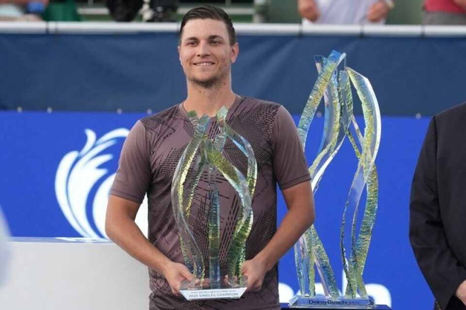 Miomir Kecmanovic med trofeet han fikk for seieren i ATP-turneringen i Delray Beach i februar.
