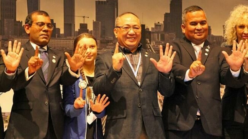 IKKE VARMERE NÅ! Mohamed Nasheed (Maldivene, til v.), president Dutertes klimarådgiver Emmanuel M. De Guzman (Filippinene) og David Pool (Marshalløyene) viser fram kravet om maksimum 1,5 graders temperaturstigning. IKKE VARMERE NÅ! Mohamed Nasheed (Maldivene, til v.), president Dutertes klimarådgiver Emmanuel M. De Guzman (Filippinene) og David Pool (Marshalløyene) viser fram kravet om maksimum 1,5 graders temperaturstigning. Foto: Thomas Vermes / ABC Nyheter