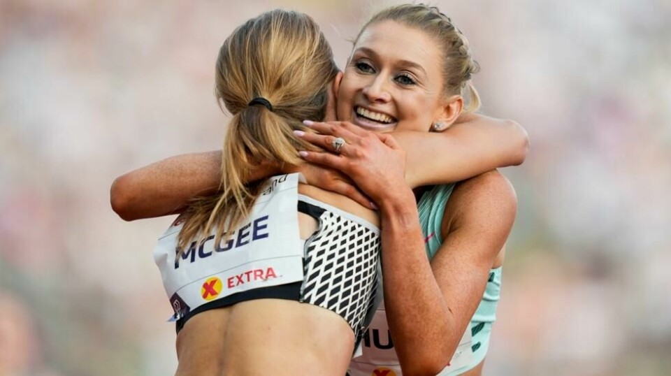 Jessica Hull (t.h.) fra Australia satte verdensrekord på 2000 meter i Monaco. Foto: Fredrik Varfjell / NTB