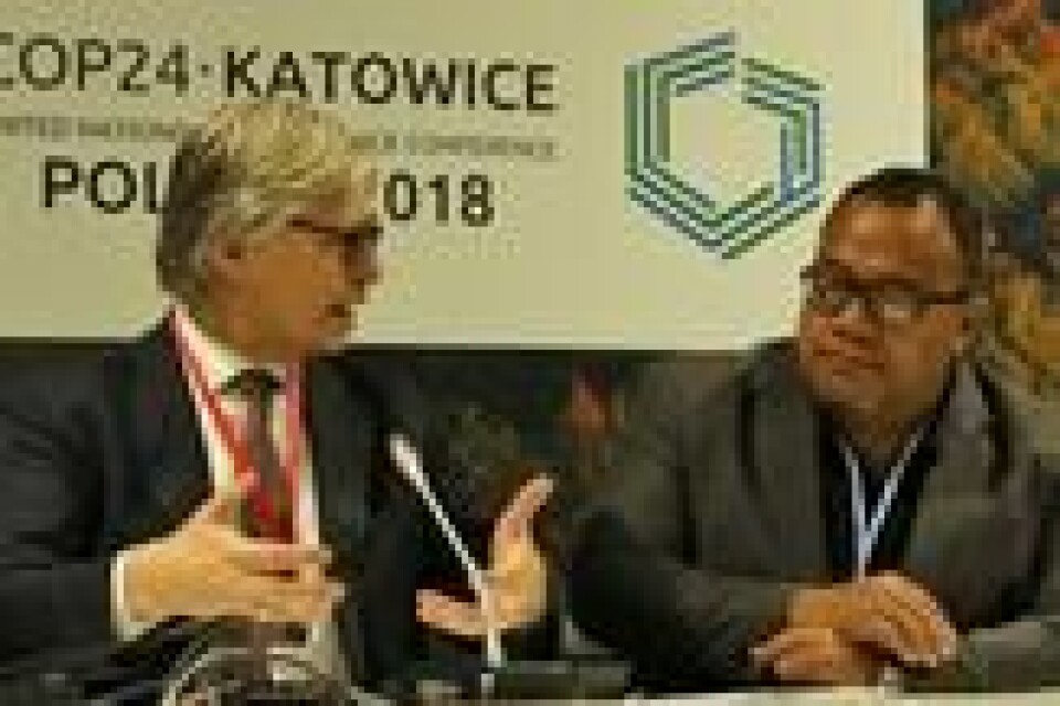 NORD OG SØR: Ola Elvestuen og Taholo Kami fra Fiji som var med og ledet forrige klimatoppmøte diskuterte kobllingen mellom økt varme i Sør-Stillehavet, issmelting i Arktis og påfølgende havnivåstigning. NORD OG SØR: Ola Elvestuen og Taholo Kami fra Fiji som var med og ledet forrige klimatoppmøte diskuterte kobllingen mellom økt varme i Sør-Stillehavet, issmelting i Arktis og påfølgende havnivåstigning. Foto: Thomas Vermes / ABC Nyheter