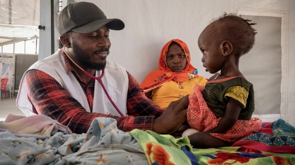 Leger Uten Grenser gir behandling til underernærte barn i Tsjad, nær grensen til Sudan. Foto: Patricia Simon / AP / NTB