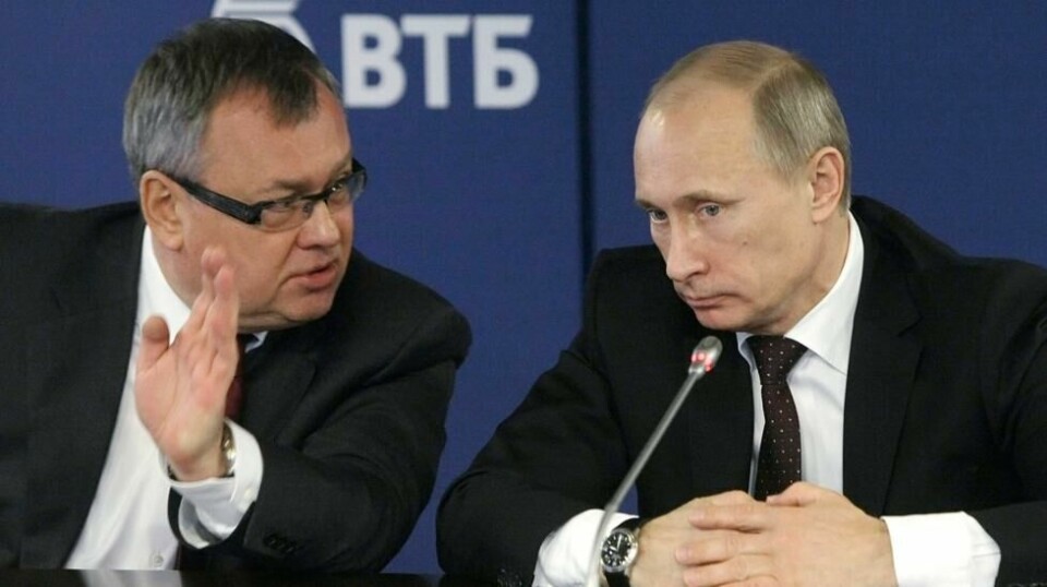 VTB-sjef Andrei Kostin og president Vladimir Putin i samtale under åpningen av en ny filial i Moskva.