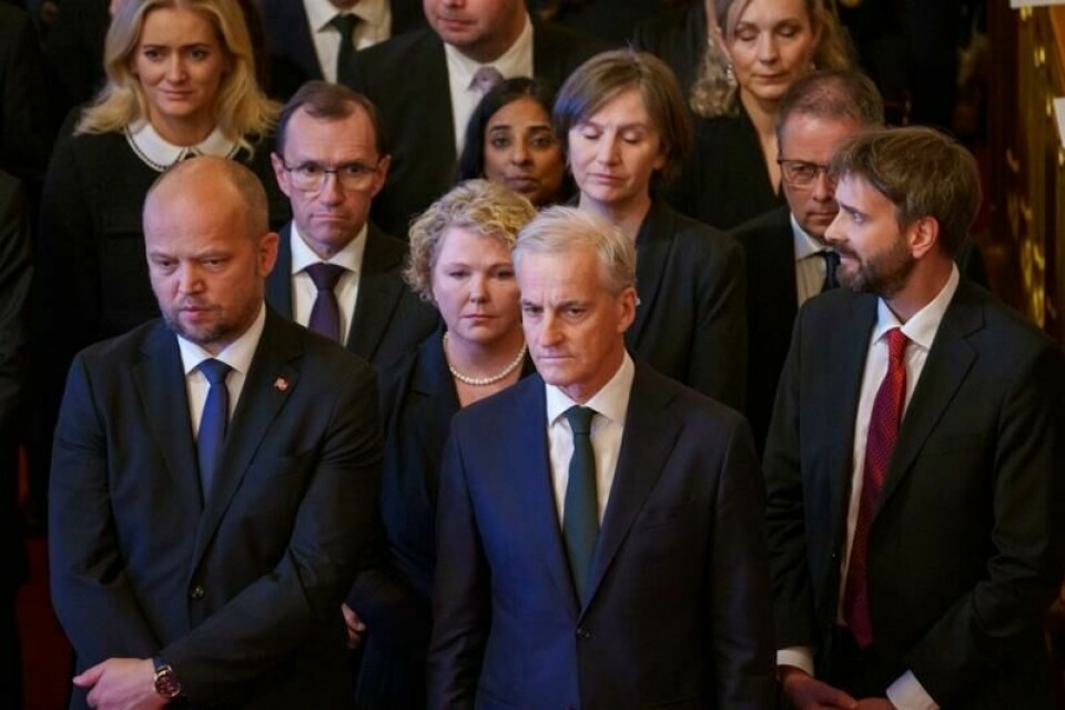 Statsminister Jonas Gahr Støre og finansminister Trygve Slagsvold Vedum står på hver sin side av debatten.