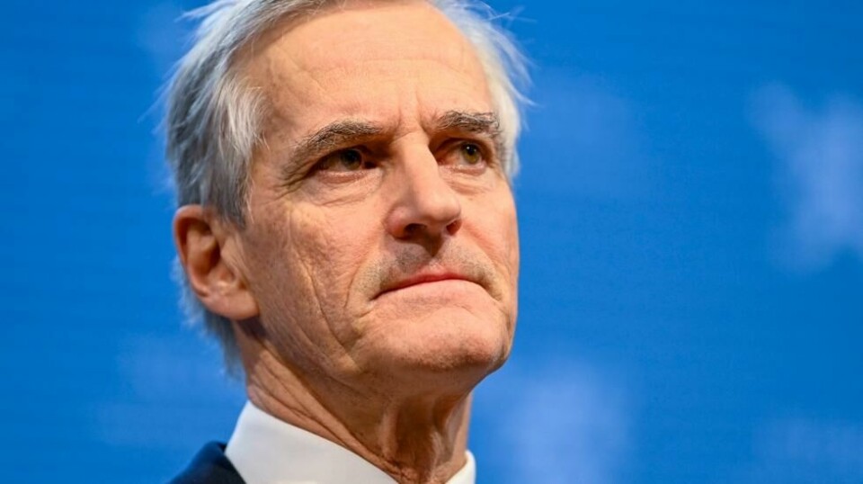Statsminister Jonas Gahr Støre (Ap) varsler stremge tiltak. «Det haster med å bremse covid-19-epidemien med betydelige tiltak slik at ikke omikronvarianten forårsaker en epidemibølge som gir enorm sykdomsbyrde og fullstendig overbelaster helsetjenesten. Formålet er å redusere og flate ut denne bølgen,» heter det i en ny risikovurdering fra FHI om omikronvarianten mandag.