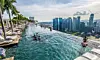 Fra det 150 meter lange svømmebassenget på toppen av Marina Bay Sands har du god utsikt over hovedstaden i Singapore, solide 206 meter over bakken. Foto: Silas Khua/Flickr