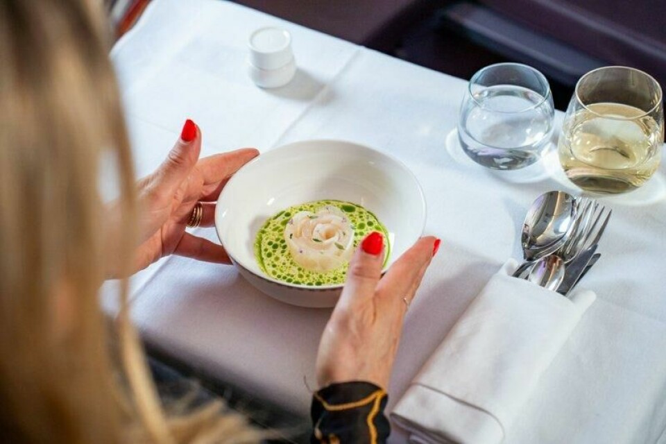 Singapore Airlines og den danske Michelin-restauranten AOC serverer kvalitetsmat 10.000 meter oppe i luften. Her er vårmenyens forrett, kamskjell. Singapore Airlines og den danske Michelin-restauranten AOC serverer kvalitetsmat 10.000 meter oppe i luften. Her er vårmenyens forrett, kamskjell. Foto: Singapore Airlines / AOC