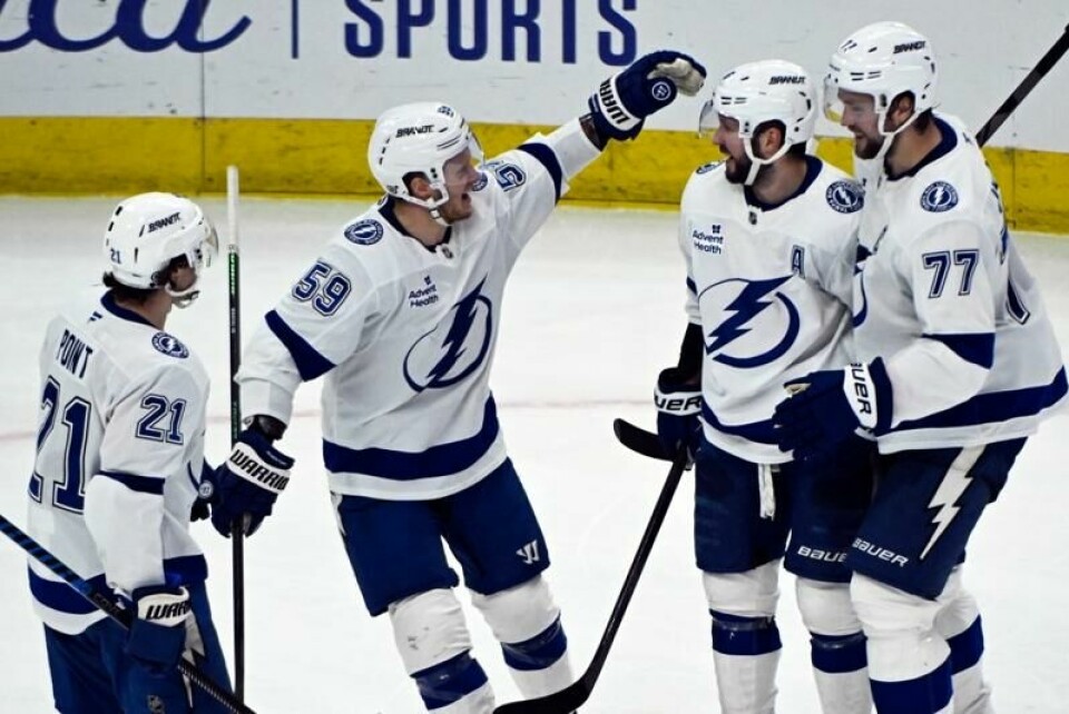 Tampa Bay Lightnings høyreving Nikita Kucherov, nummer to fra høyre, feirer med lagkameratene etter å ha scoret vinnermålet på overtid mot Chicago Blackhawks i Chicago.
