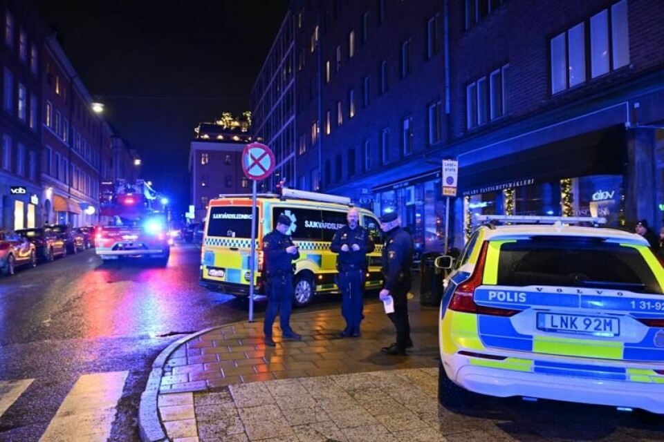 Nødetatene på stedet etter en eksplosjon på Östermalm i Stockholm lørdag kveld.