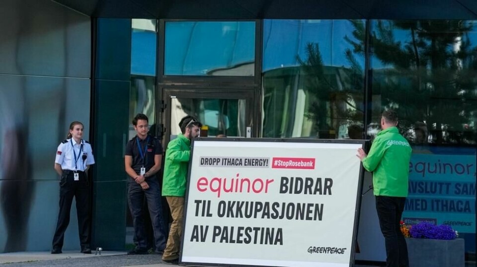 Greenpeace aksjonerer ved Equinors lokaler på Fornebu. Foto: Terje Bendiksby / NTB