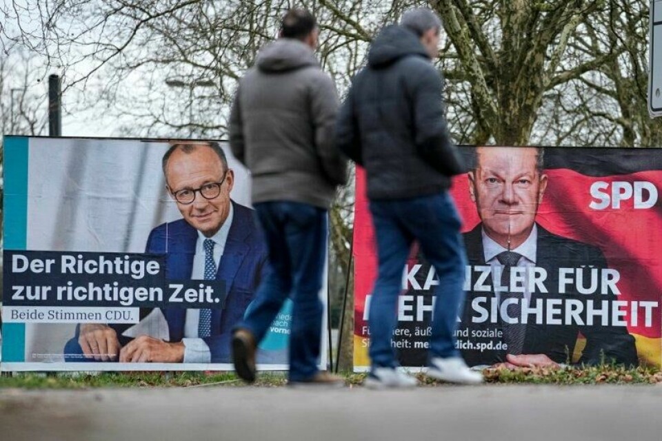 Tyskland går til valg 23. februar, men ingen tør å spå utfallet. CDU under ledelse av Friedrich Merz (t.v.) leder ifølge meningsmålingene, mens det spøker for sosialdemokratene i SPD under ledelse av statsminister Olaf Scholz (t.h.).