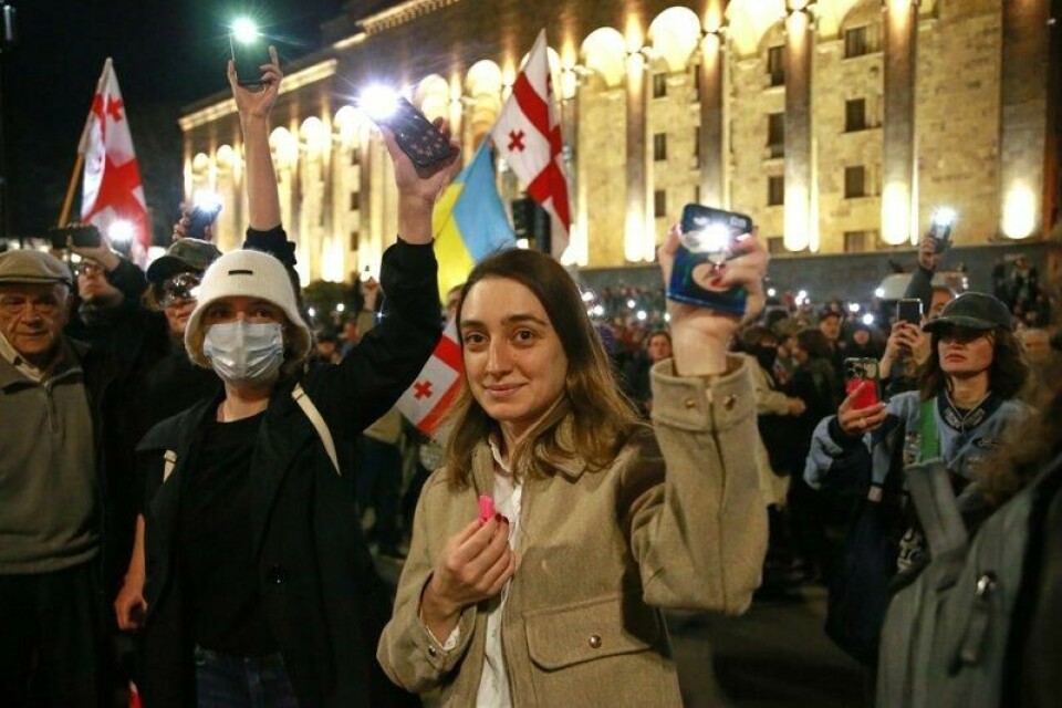 Demonstranter er samlet i sentrum av Tbilisi for å kreve løslatelse av politiske fanger og nyvalg mandag 31. mars.