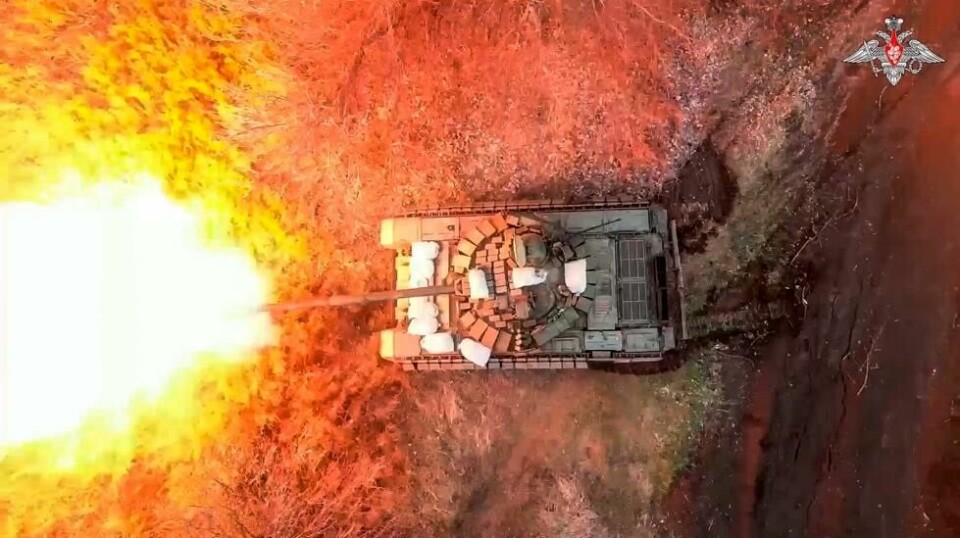 En russisk tanks skyter mot ukrainske styrker i Belgorod nær grensen i ved en annen anledning.