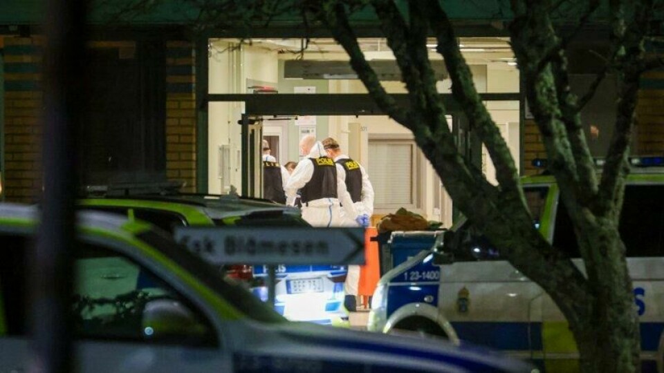 Fire av de seks som ble skadd etter skytingen på i Örebro i Sverige i februar, er nå utskrevet fra sykehus. Bildet viser politi som gjør undersøkelser på skolen etter skytingen.
