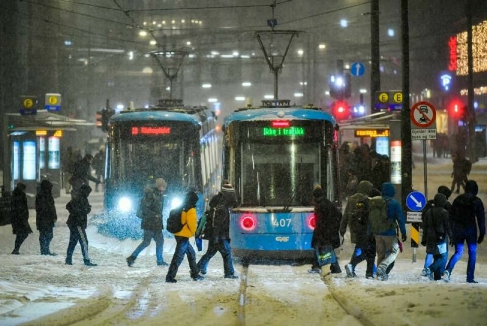 Store snømengder har ofte ført til store problemer i kollektivtrafikken i Oslo. Mandag kan det skje igjen.