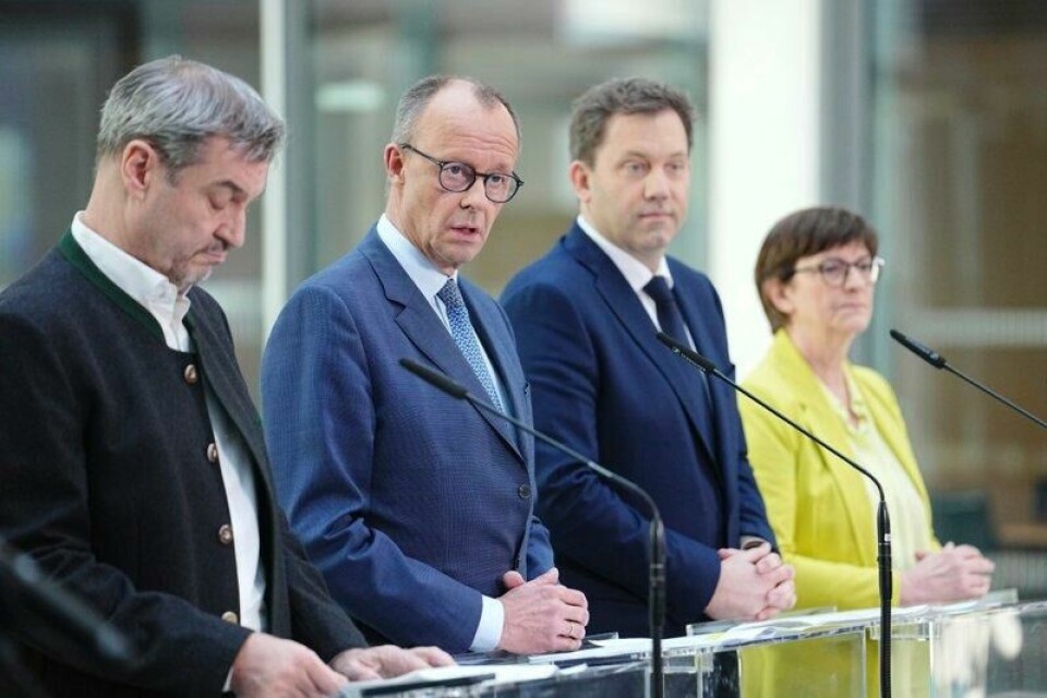 Lederne for partiene i den kommende regjeringskoalisjonen i Tyskland, fra venstre CSU-leder Markus Söder, CDU-leder Friedrich Merz og SPD-lederne Lars Klingbeil og Saskia Esken. De ønsker å endre grunnloven for å åpne for enorme forsvars- og infrastrukturpakker.