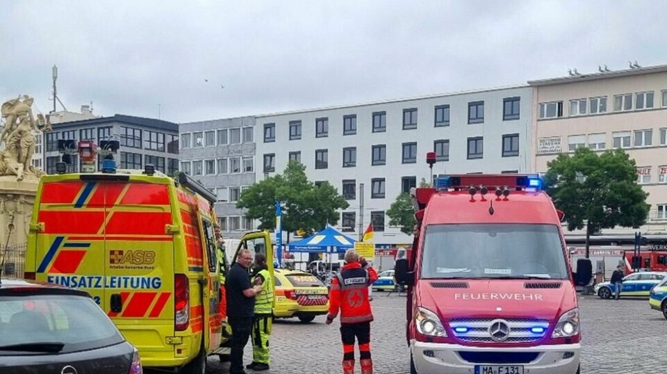 Nødetatene rykket ut til et knivangrep i Mannheim. Minst to personer er skadet. Foto: Rene Priebe / DPA via AP / NTB