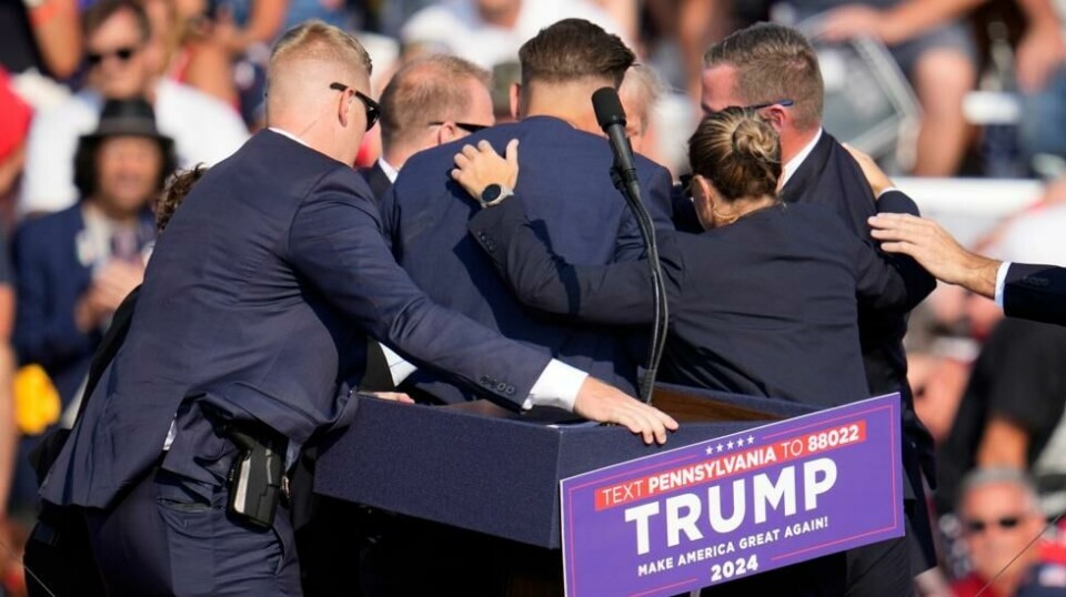 Attentatet mot Donald Trump har reist flere spørsmål om Secret Service. Her samler agenter fra tjenesten seg rundt den tidligere presidenten etter at skuddene ble avfyrt. Foto: Gene J. Puskar / AP / NTB