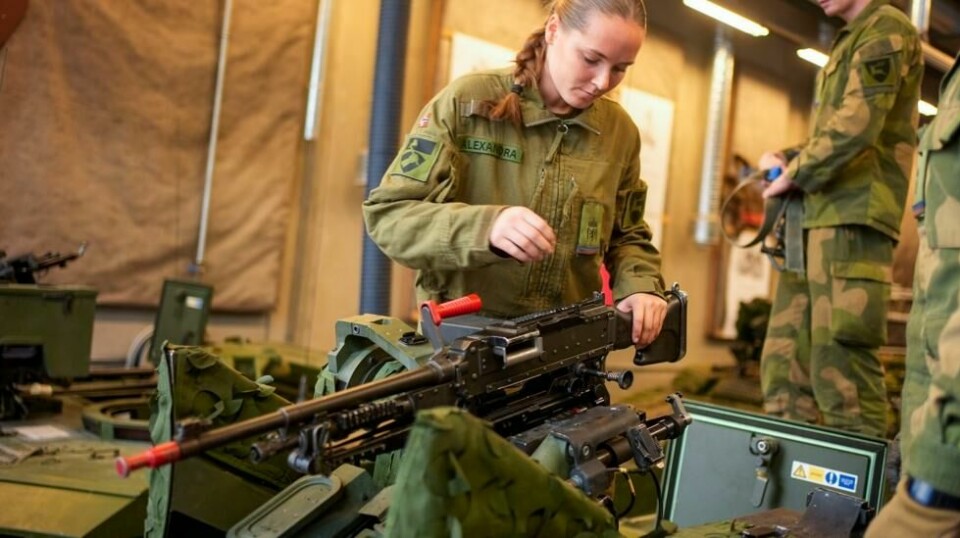 Prinsessen opererer et FN-MAG-maskingevær montert på en CV90 stormingeniørvogn.