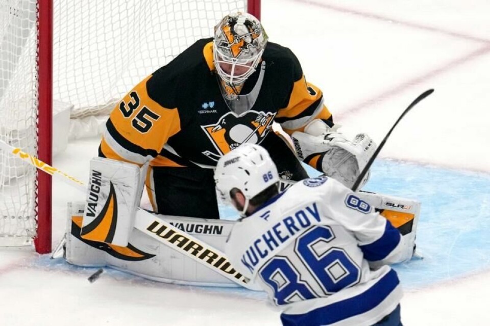 Nikita Kucherov sørget for to av Tampa Bay Lightnings mål i 5-2-seieren mot Pittsburgh Penguins søndag. Den norske backen Emil Lilleberg noterte seg for en ny målgivende pasning i kampen.