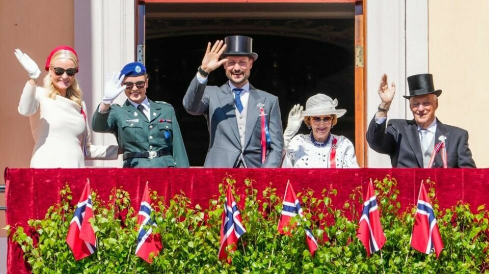 17. mai-feiring i OsloOslo 20240517. Kongefamilien hilser barnetoget i Oslo fra Slottsbalkongen på Slottet. Fra venstre: kronprinsesse Mette-Marit, prinsesse Ingrid Alexandra, kronprins Haakon, dronning Sonja og kong Harald. Foto: Heiko Junge / NTB