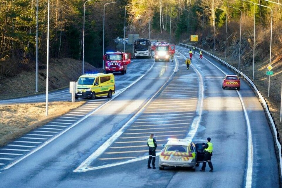 Nødetater på stedet hvor en buss har brent på E18 i Kragerø.